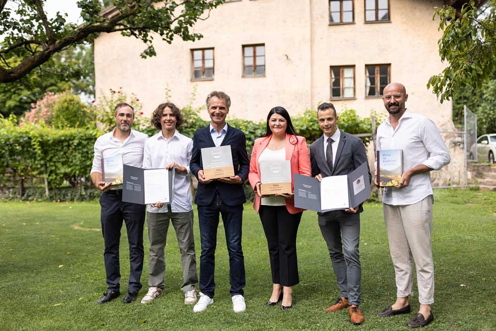 Südtiroler Weinkultur 2024 Die Sieger des Weinkulturpreises, vlnr: Andreas Kofler (Präsident Südtirol Wein), Hannes und Markus Valentini (Ütia Bioch), Elisabeth Rabensteiner und Sommelier Bastian Winkler (Ansitz Steinbock), Eduard Bernhart (Direktor Südtirol Wein).